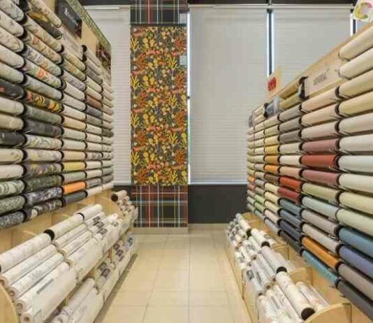 Шпалери в передпокій, передпокій( 121 фото): дизайн шпалер, вибір в передпокої з темними і світлими дверима, сірі і смугасті миються шпалери, біло-зелені в інтер’єрі