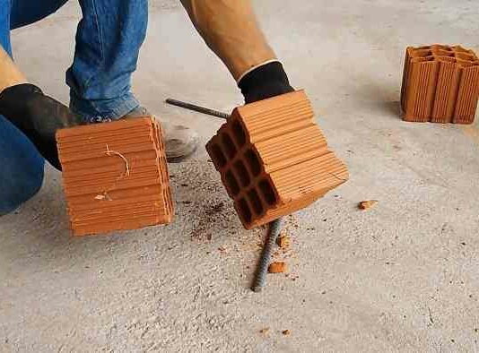 Як розколоти пустотілий керамічний блок рівно без спеціальних пристосувань