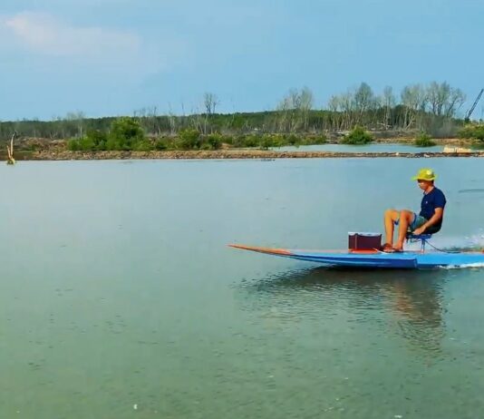 Спритна електро-човен з епоксидки і пінопласту (2000вт)