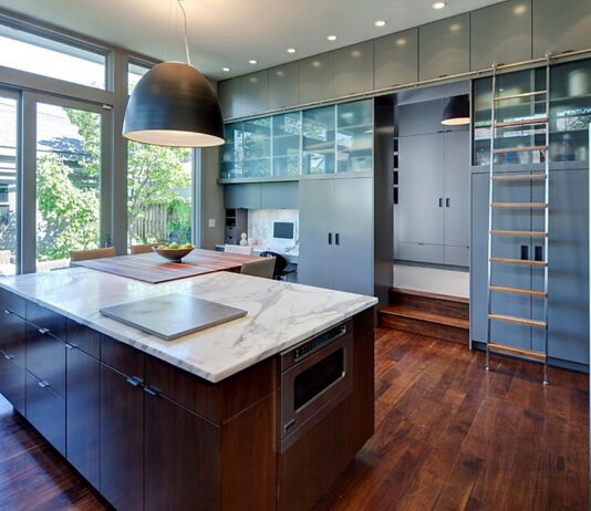 Шафи на кухні: чи варто робити їх до стелі, плюси і мінуси