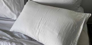 7 подушек с наполнителем из пуха, на которых мы действительно спали