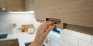 Armoires supérieures Ditch : étagères ouvertes et rangements intelligents pour les petites cuisines