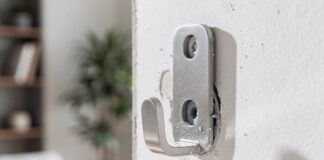 Comment installer des ancrages muraux pour les lourds manteaux d’hiver sans détruire les cloisons sèches